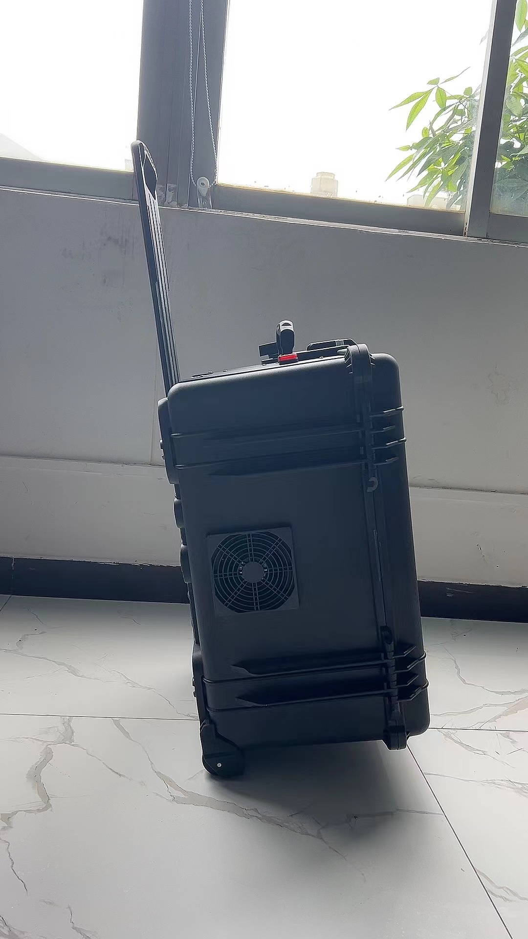  灵石手拉箱型移动通信干扰器